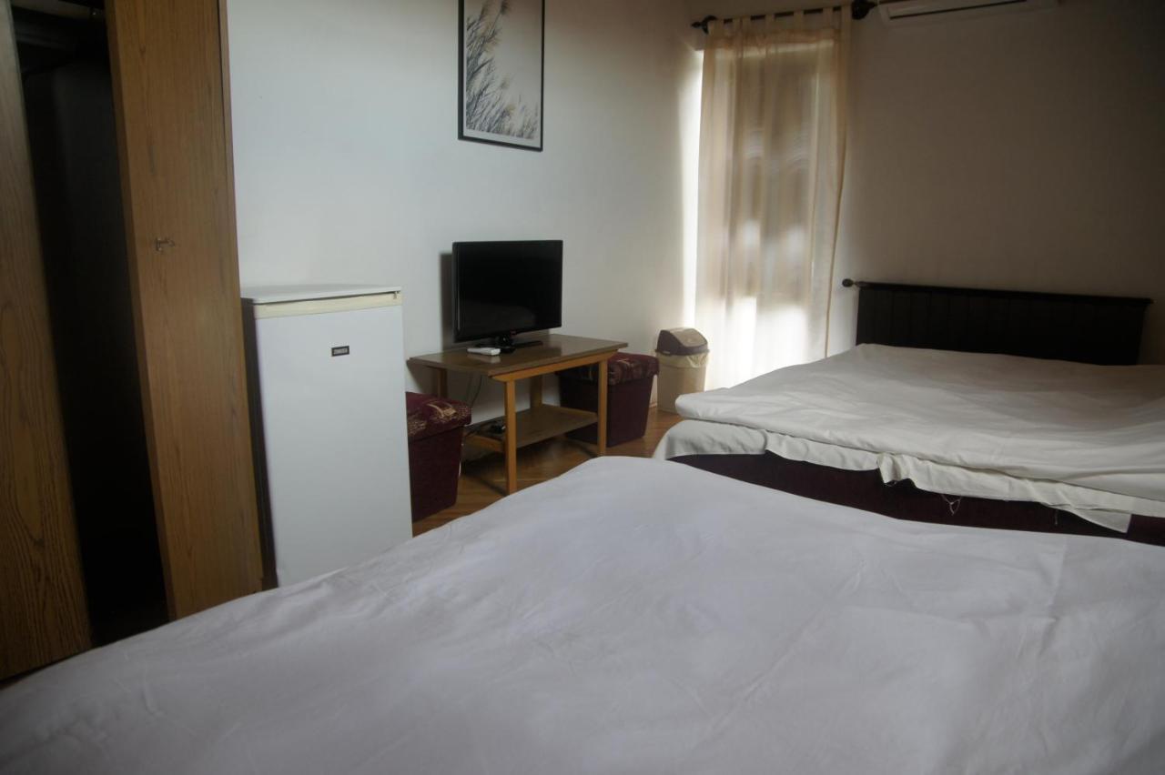 Bed and Breakfast Szuzanna Fenyves Panzio à Siófok Extérieur photo