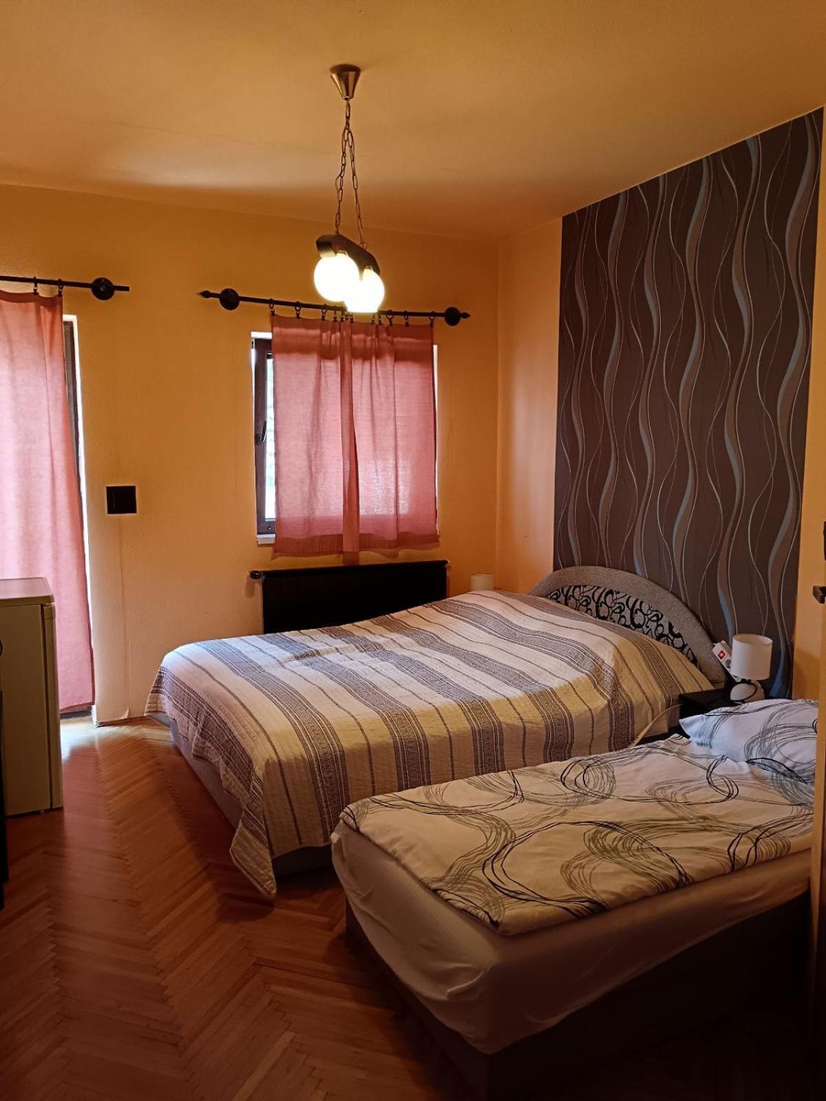 Bed and Breakfast Szuzanna Fenyves Panzio à Siófok Extérieur photo